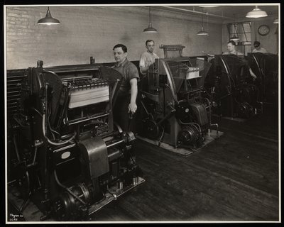 Hombres trabajando en prensas de impresión en Unz y Co., 24 Beaver Street, Nueva York, 1932 de Byron Company